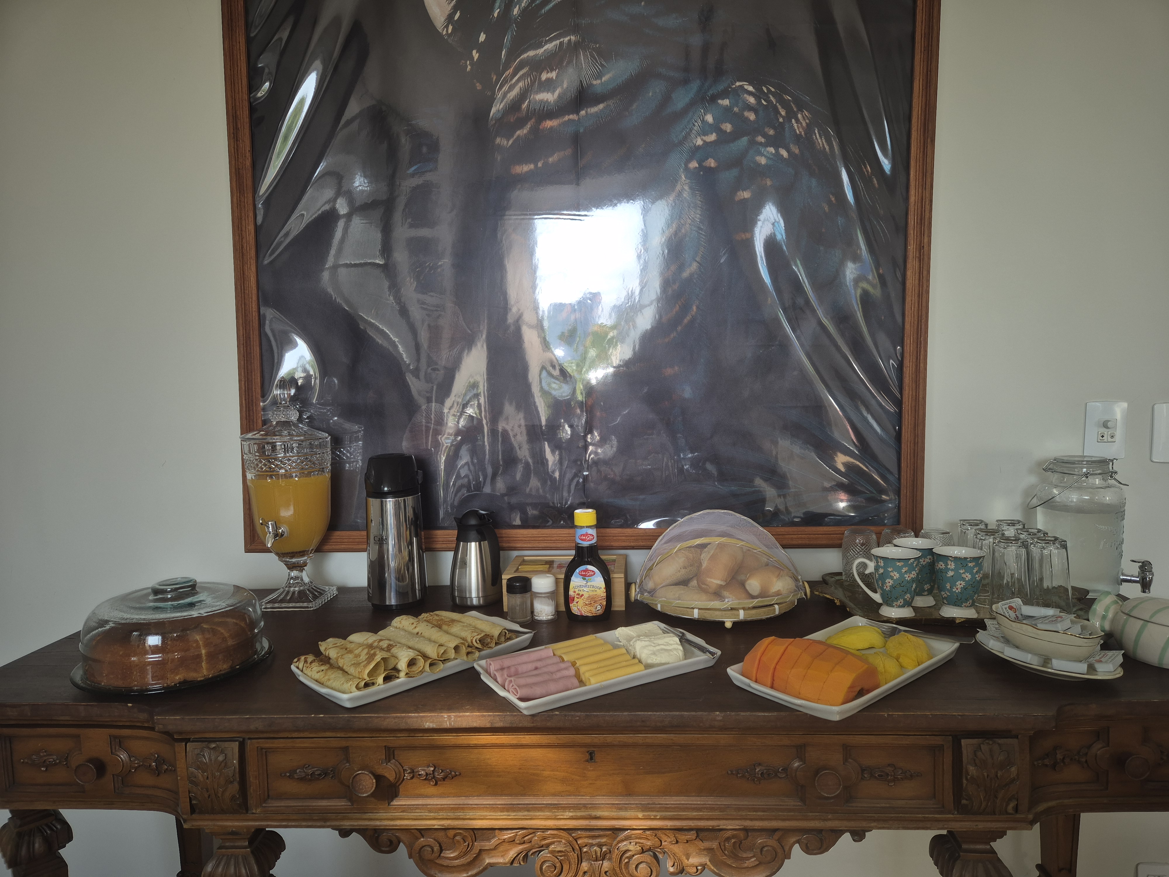 Buffet de café da manhã da Villa Dourada com frutas, pães, frios, bebidas e doces