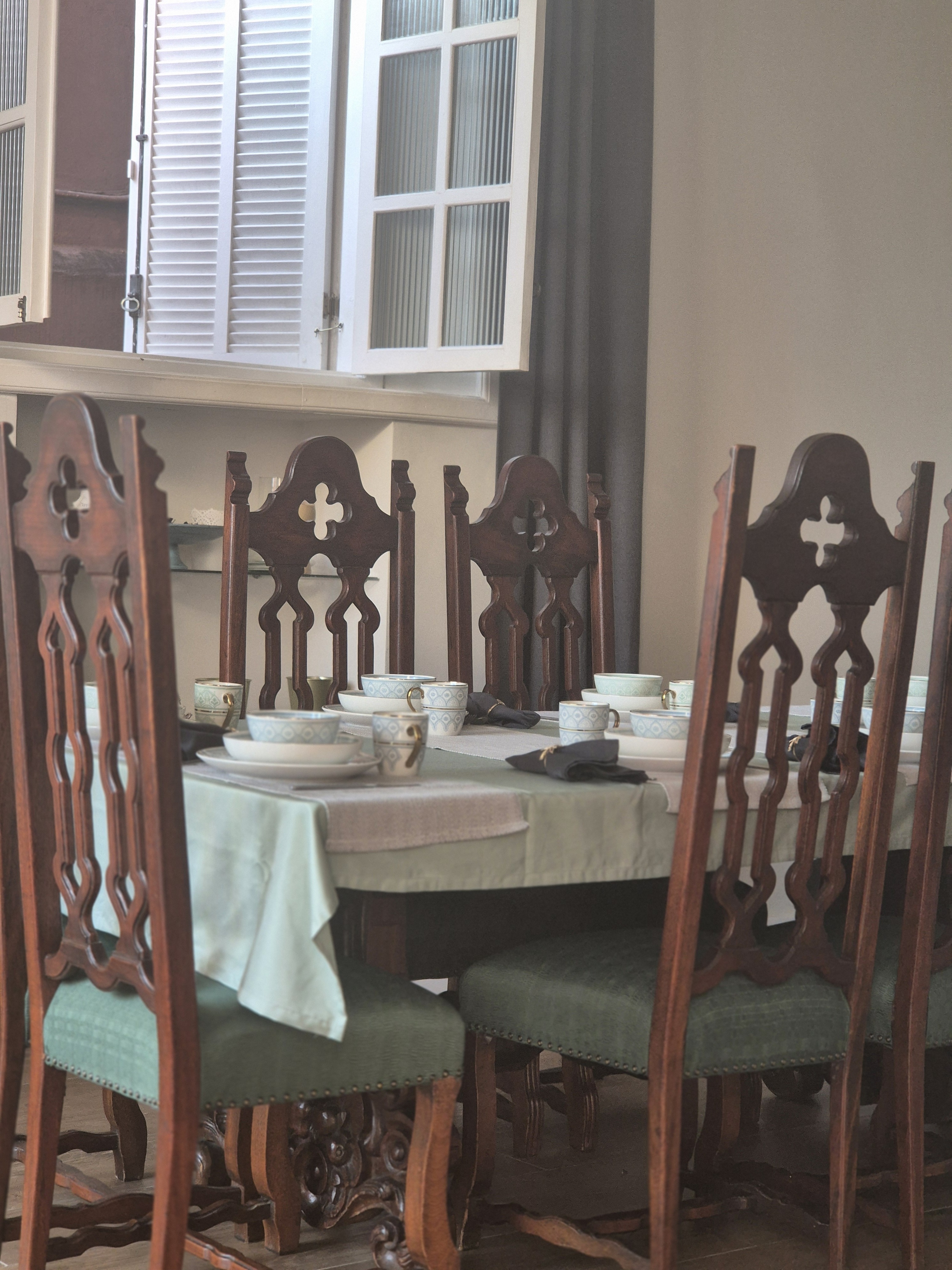 Mesa de café da manhã posta na sala de jantar histórica da Villa Dourada
