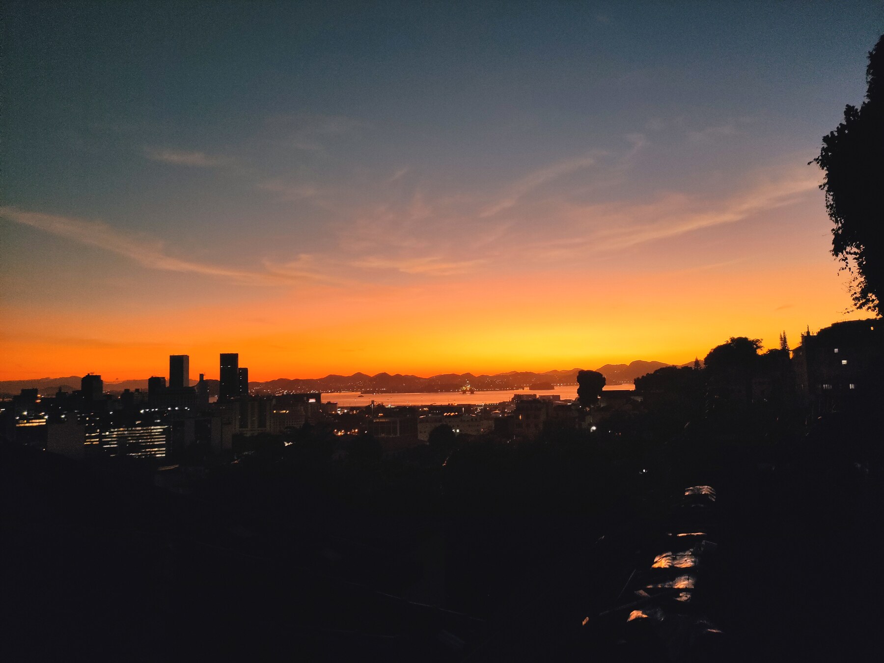 Nascer do sol sobre a Baía de Guanabara, visto da Villa Dourada