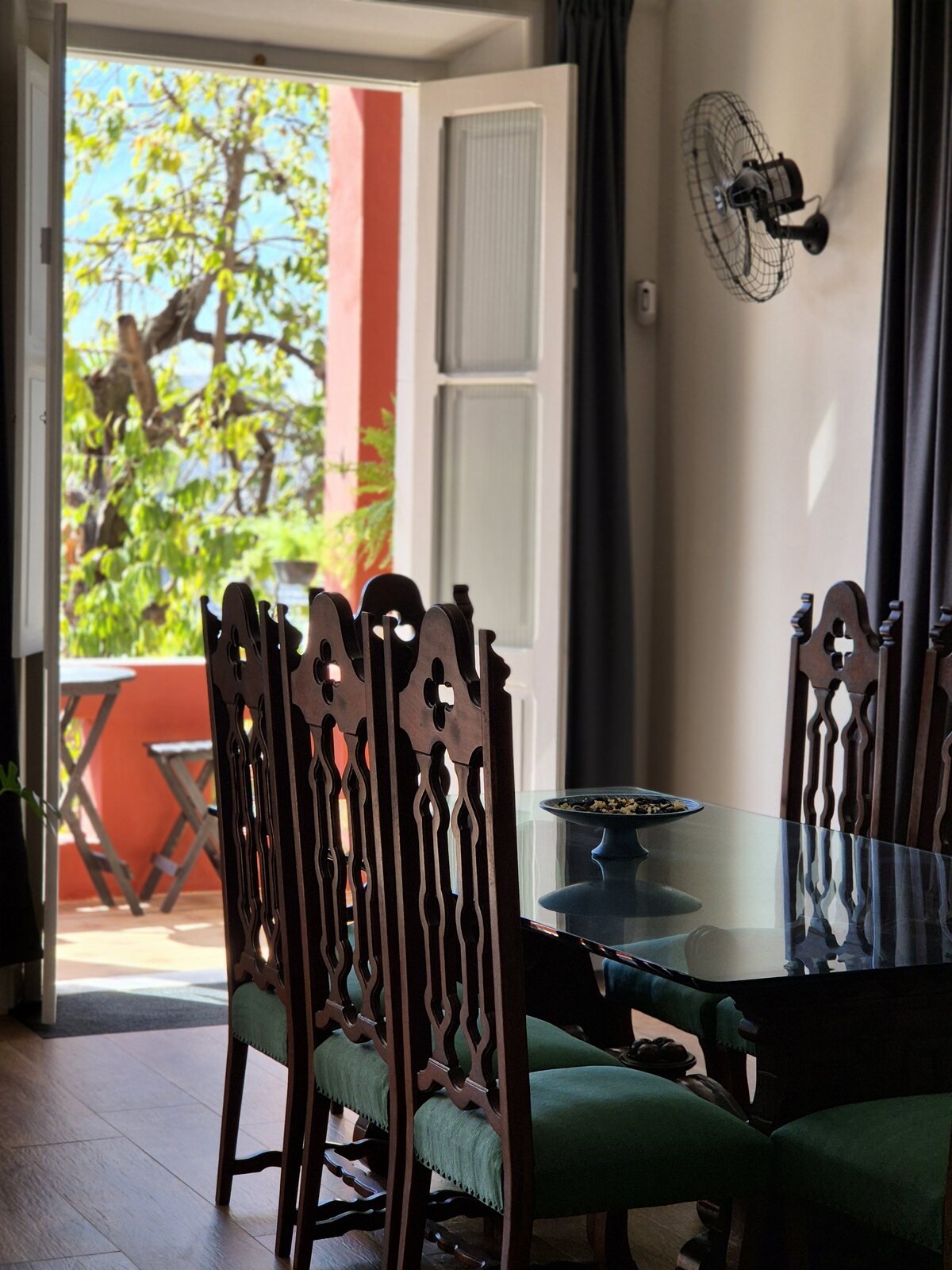Sala da casa histórica Villa Dourada conectada à varanda