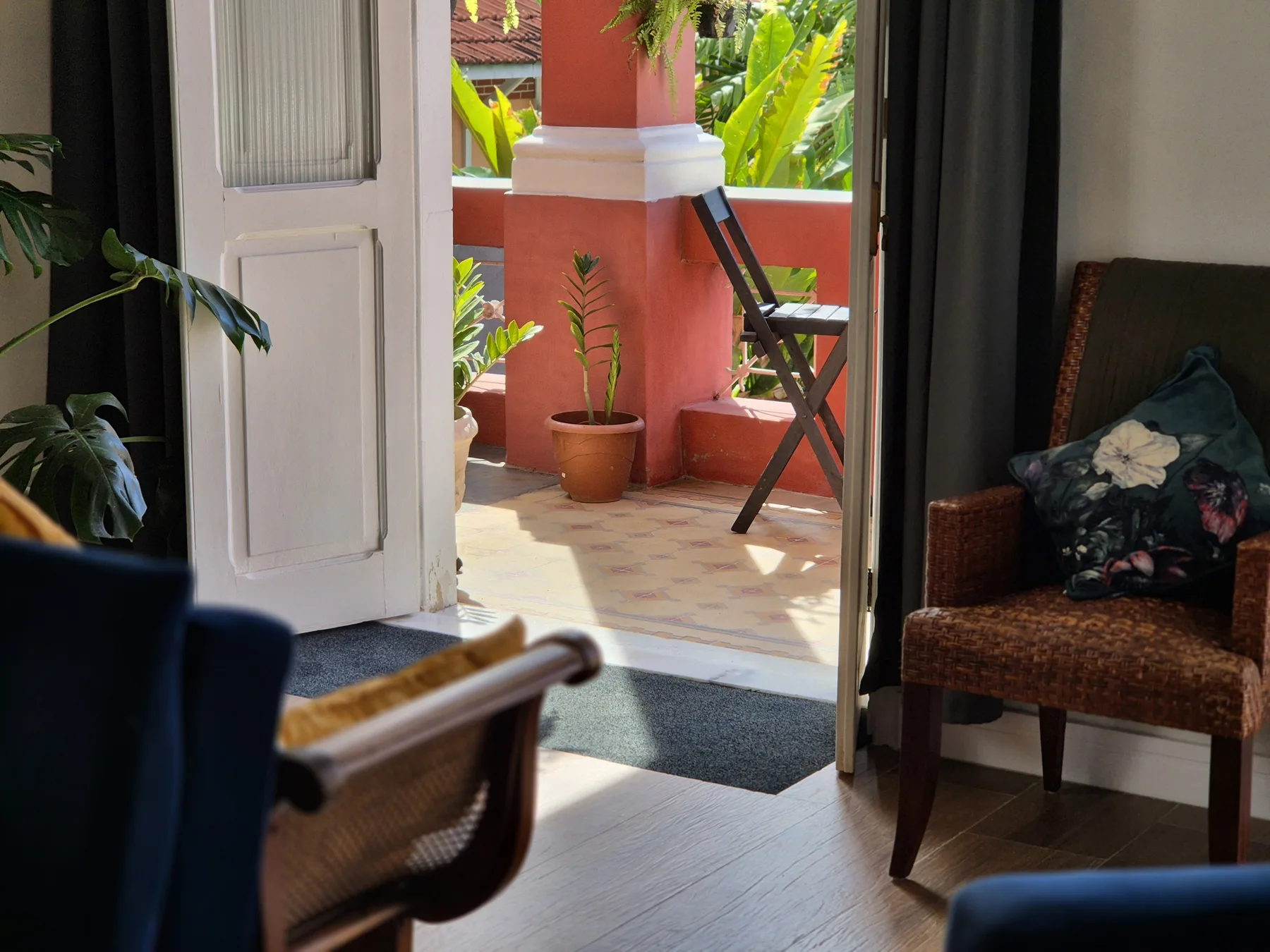 Sala da casa histórica Villa Dourada conectada à varanda