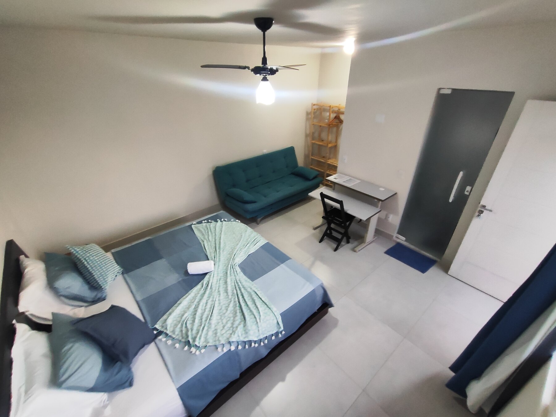 Suite Sabiá nell’annesso di Villa Dourada con letto king, divano letto e scrivania
