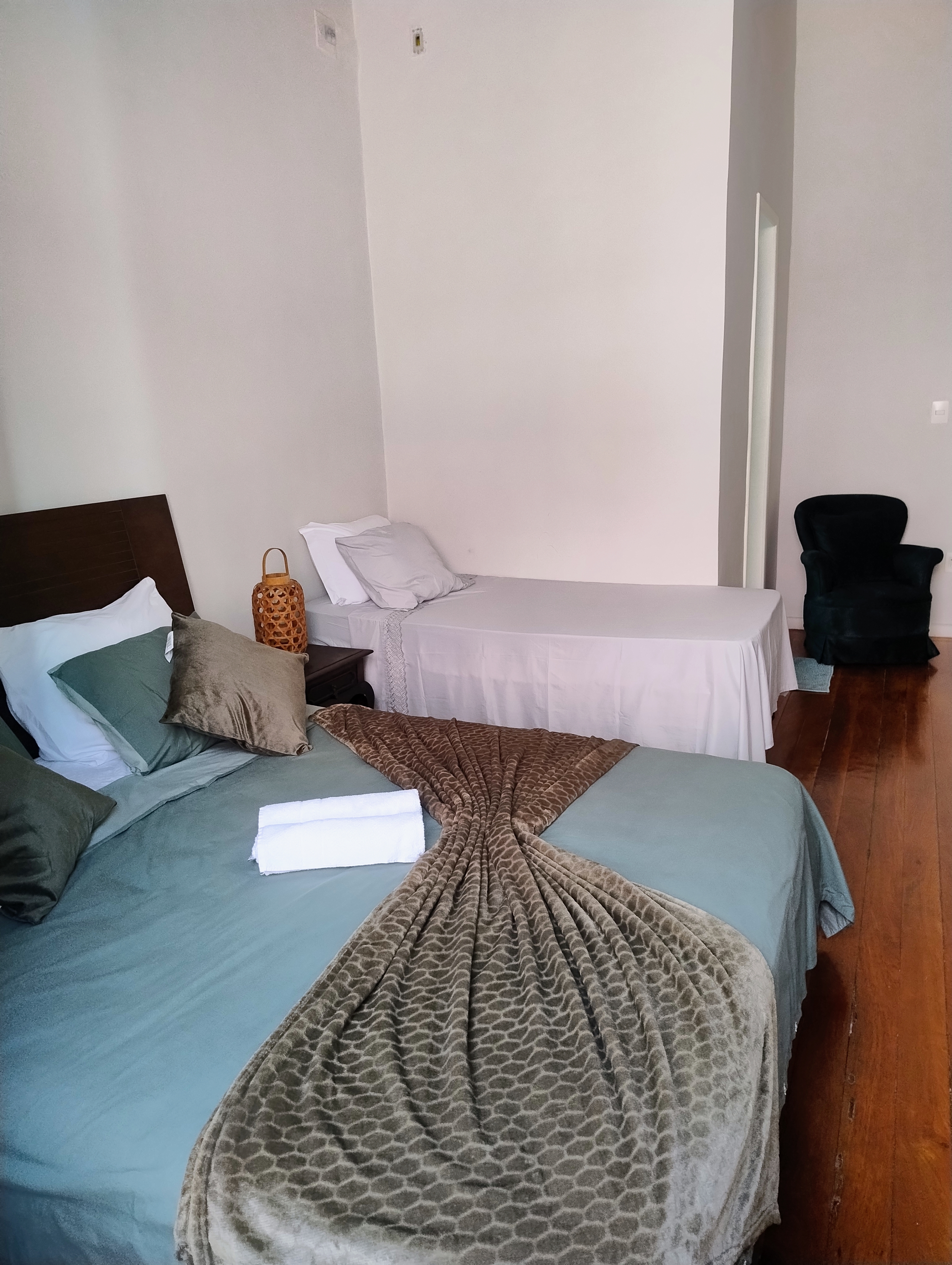 Suíte Bem-te-vi da Villa Dourada com cama queen, cama de solteiro e piso de madeira