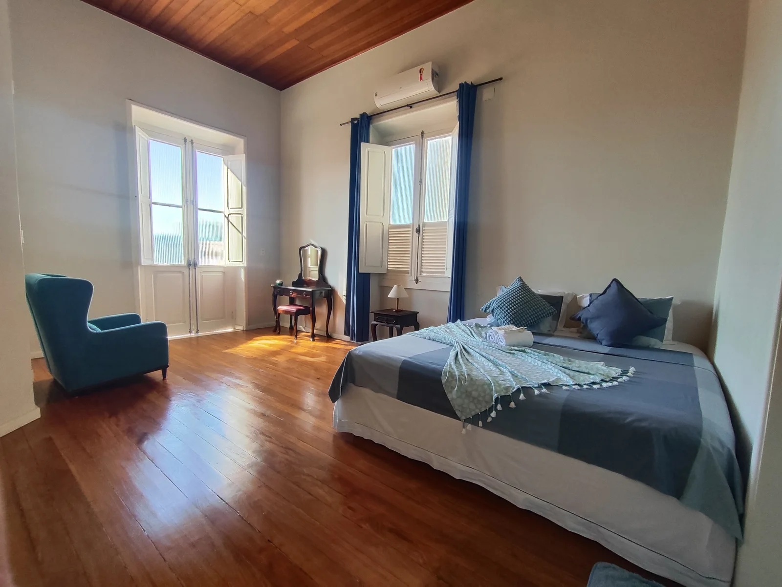 Interior de uma suíte privativa da Villa Dourada