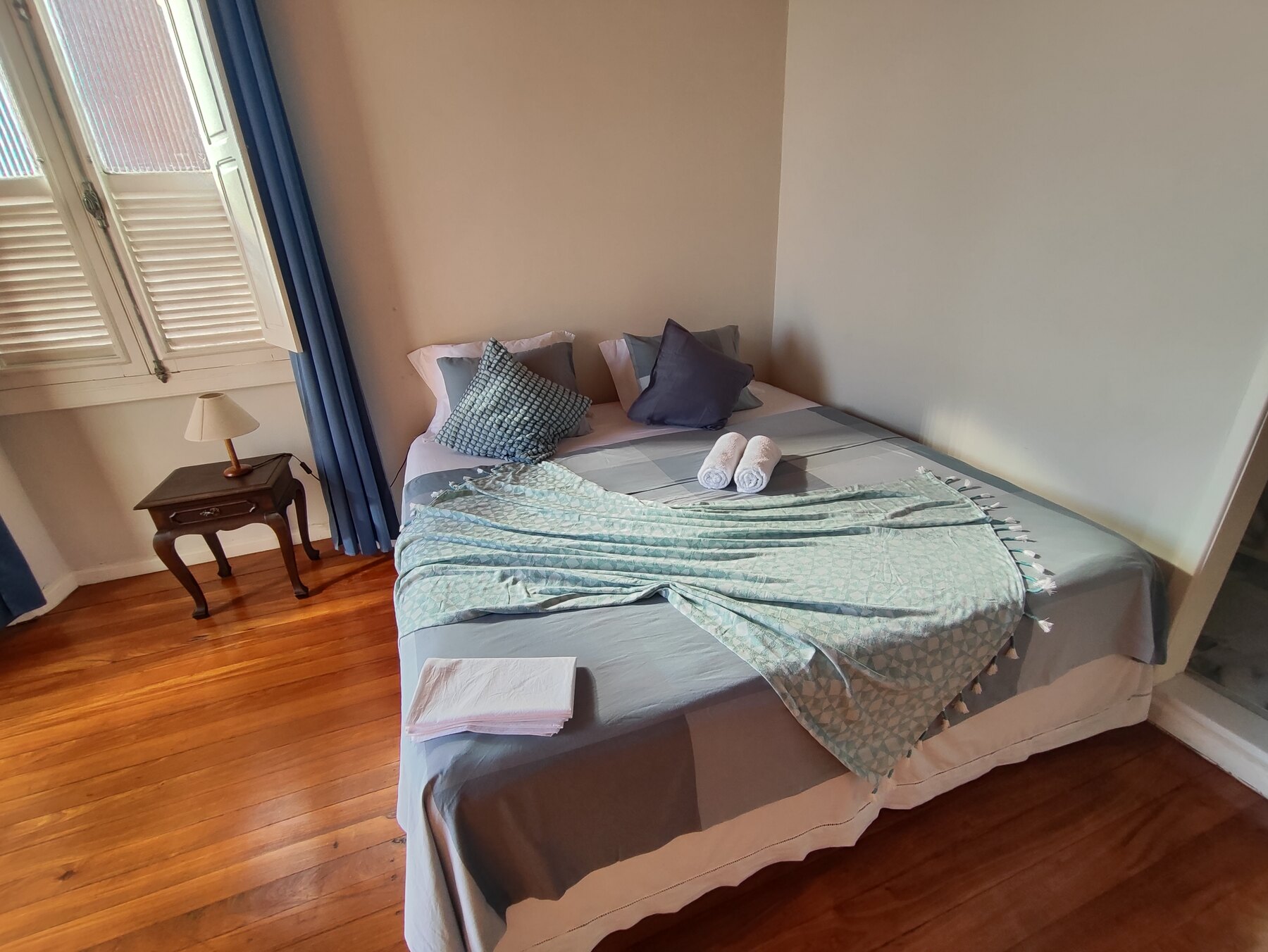 Cama e detalhes da Suíte Tiê-Sangue